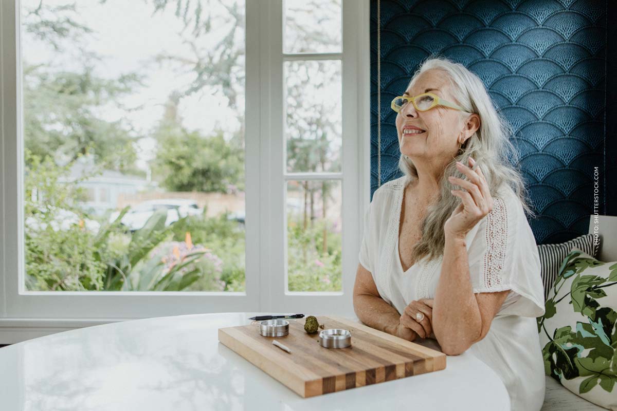 Skladování konopí 7/9: teplota, světlo a vlhkost vzduchu cannabis-anbau-frau-raucht-eigenanbau-selbst-angebaut-kuche-lachen