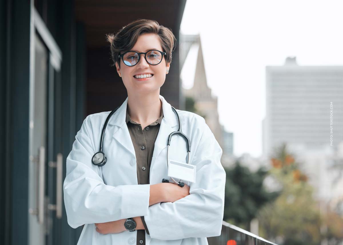 cannabis-arzt-gelande-team-draussen-krankenhaus-facharztin-schmerz-therapie