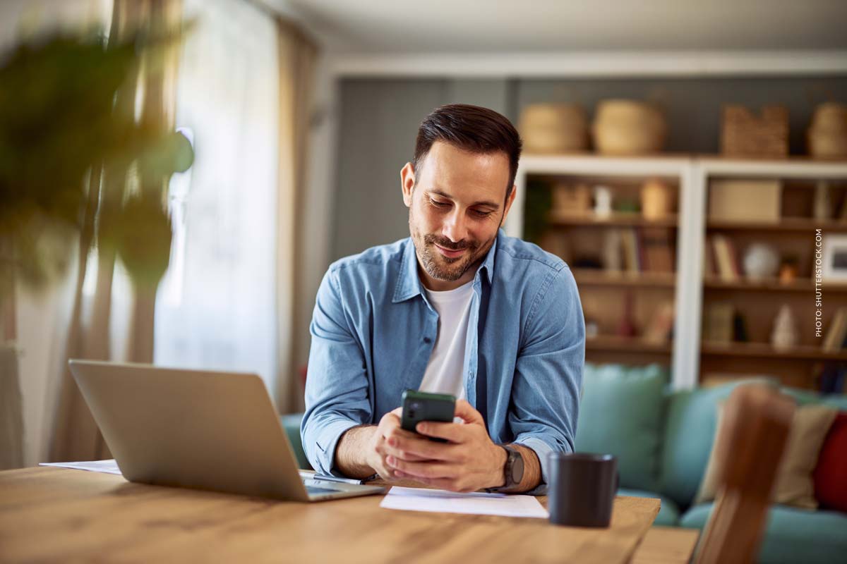 cannabis-online-bestellen-vater-wiesbaden-notebook-handy-einfach-patient